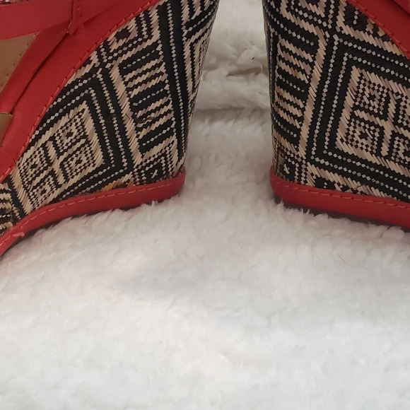 Shi by JOURNEYS. Size 6. Red/Gold - Picture 6 of 7